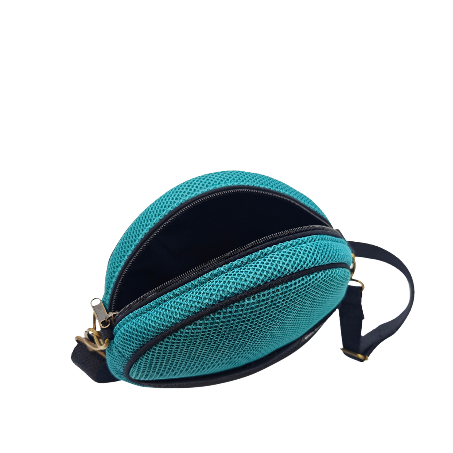 Compra nuestro bolso circular verde, hecho a mano con tejido 3D y material reciclado, elaborado artesanalmente por las mujeres del Programa Social de Creadoness.