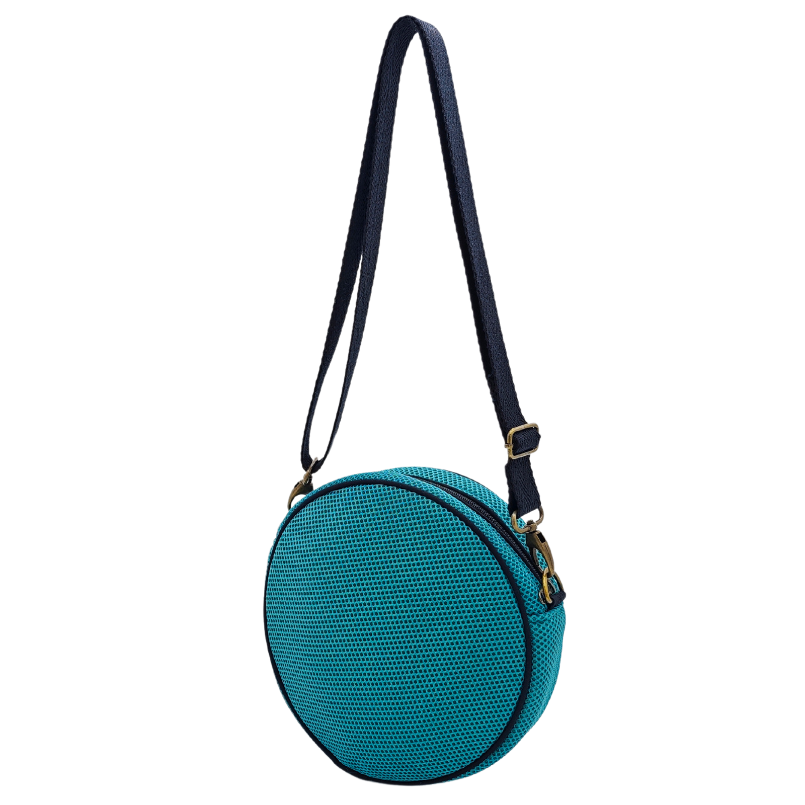 Compra nuestro bolso circular verde, hecho a mano con tejido 3D y material reciclado, elaborado artesanalmente por las mujeres del Programa Social de Creadoness.