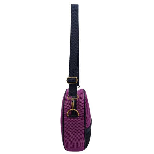 Compra nuestro bolso circular violeta, hecho a mano con tejido 3D y material reciclado, elaborado artesanalmente por las mujeres del Programa Social de Creadoness.