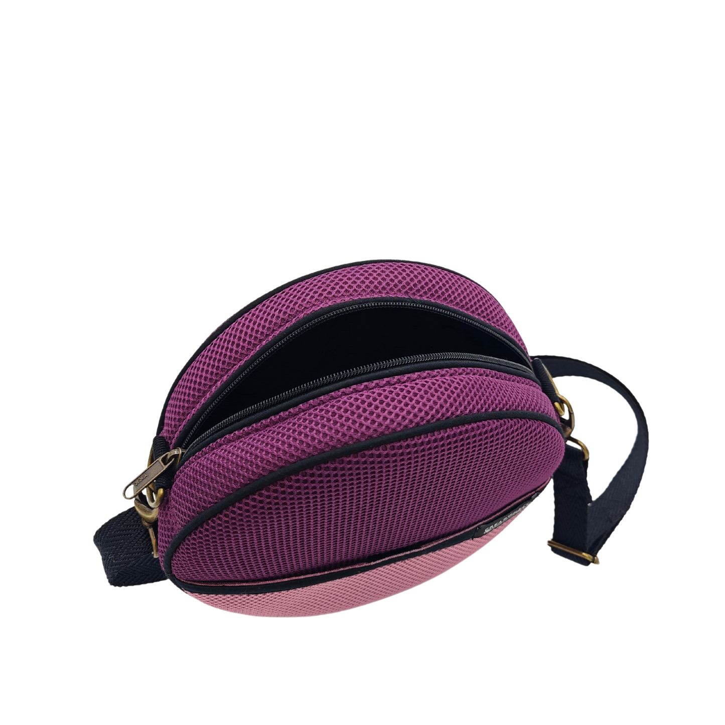Compra nuestro bolso circular violeta-rosa, hecho a mano con tejido 3D y material reciclado, elaborado artesanalmente por las mujeres del Programa Social de Creadoness.