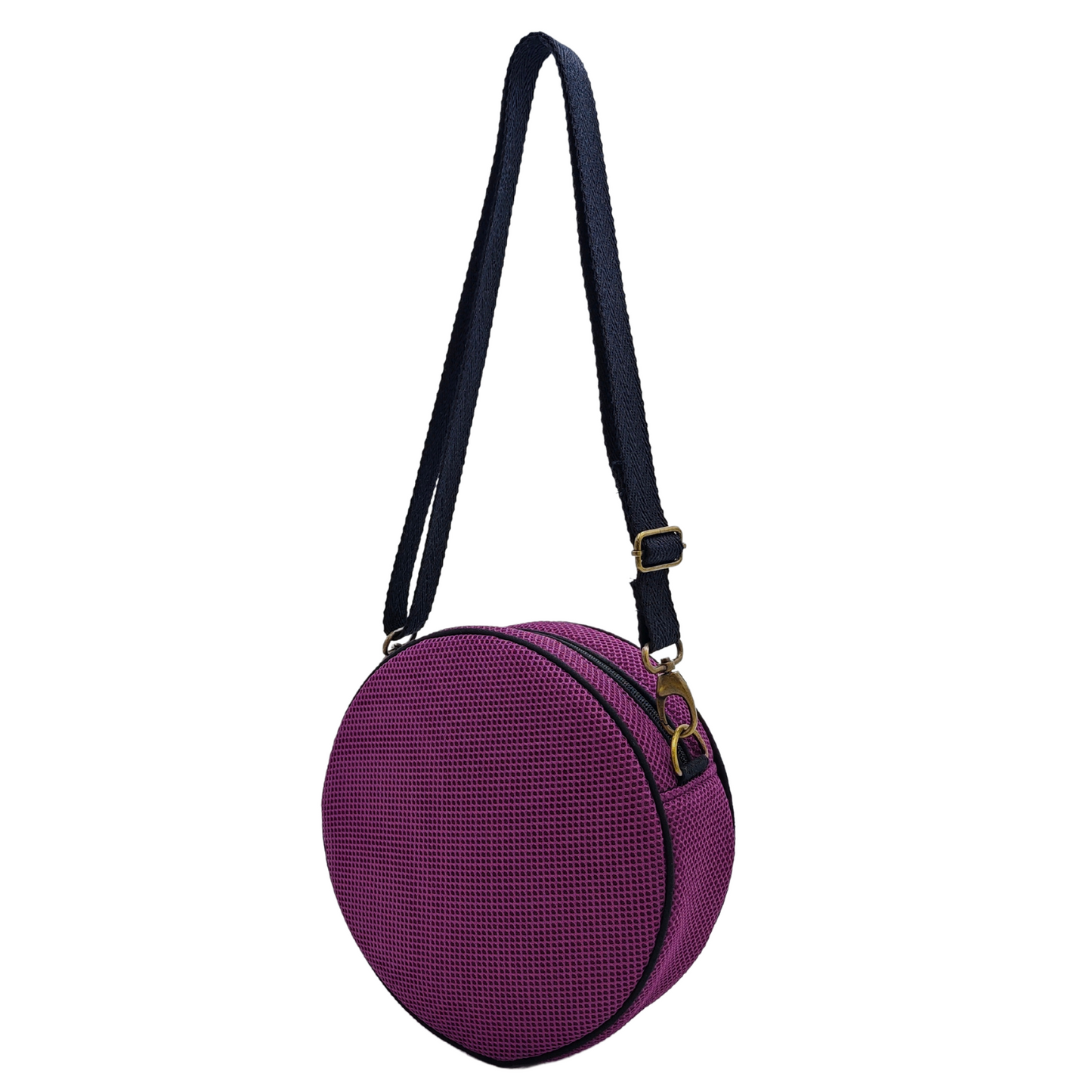 Compra nuestro bolso circular violeta-rosa, hecho a mano con tejido 3D y material reciclado, elaborado artesanalmente por las mujeres del Programa Social de Creadoness.