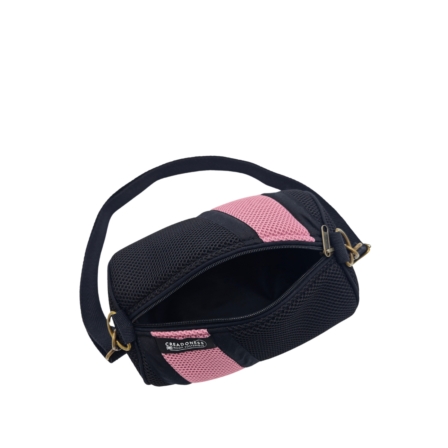 Compra nuestro mini bolso negro-rosa, hecho a mano con tejido 3D y material reciclado, elaborado artesanalmente por las mujeres del Programa Social de Creadoness.