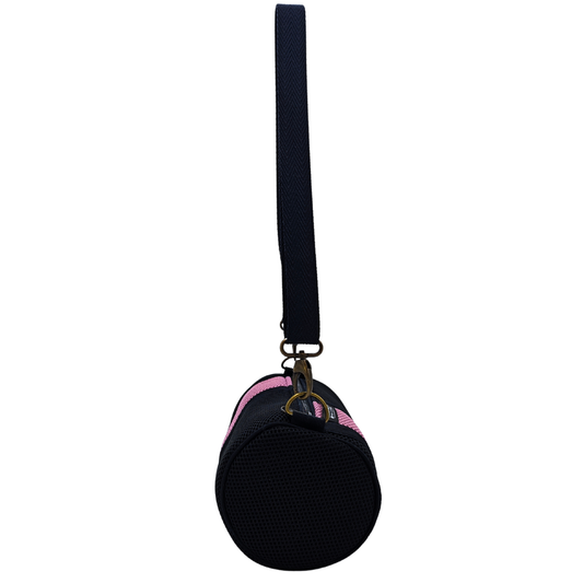 Compra nuestro mini bolso negro-rosa, hecho a mano con tejido 3D y material reciclado, elaborado artesanalmente por las mujeres del Programa Social de Creadoness.