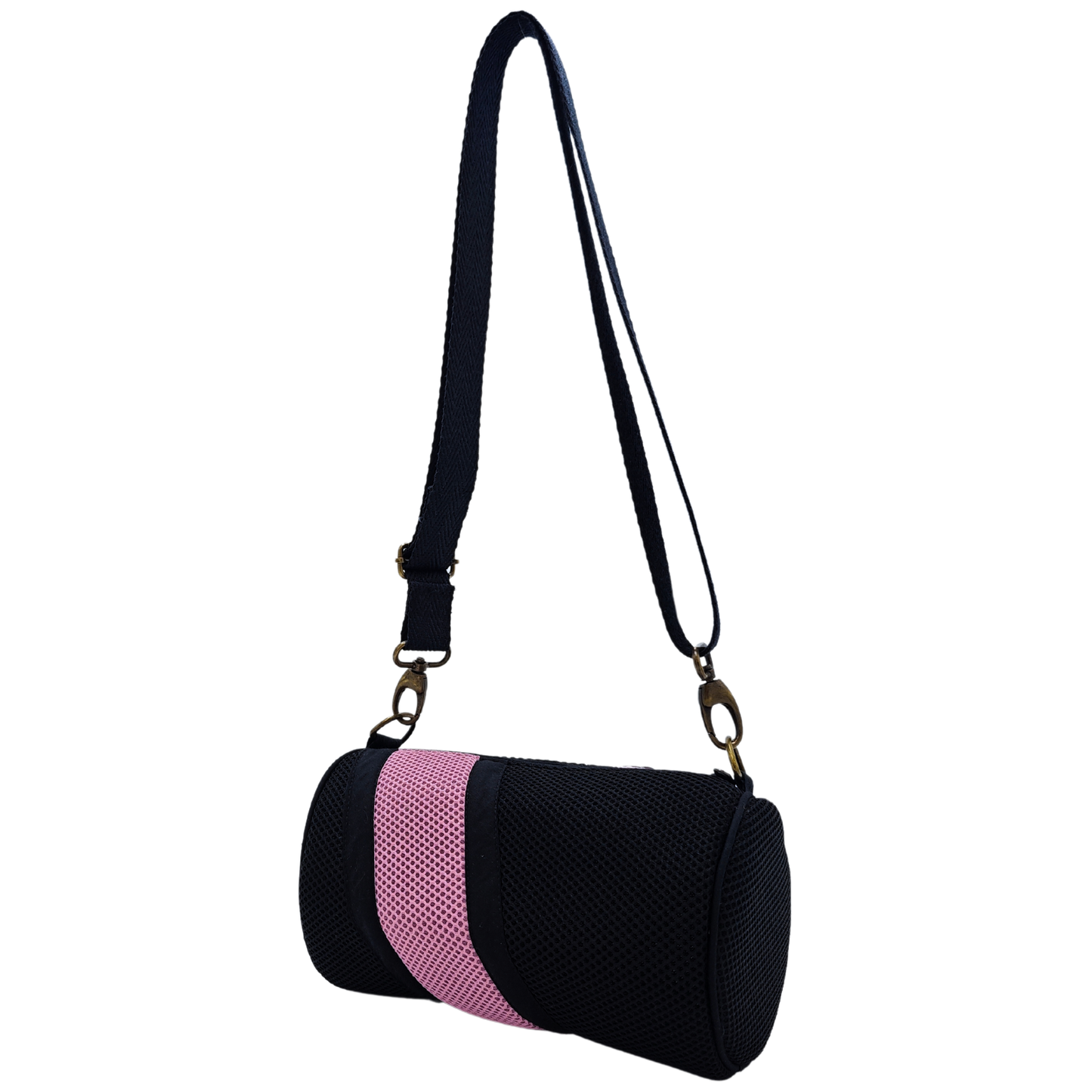 Compra nuestro mini bolso negro-rosa, hecho a mano con tejido 3D y material reciclado, elaborado artesanalmente por las mujeres del Programa Social de Creadoness.
