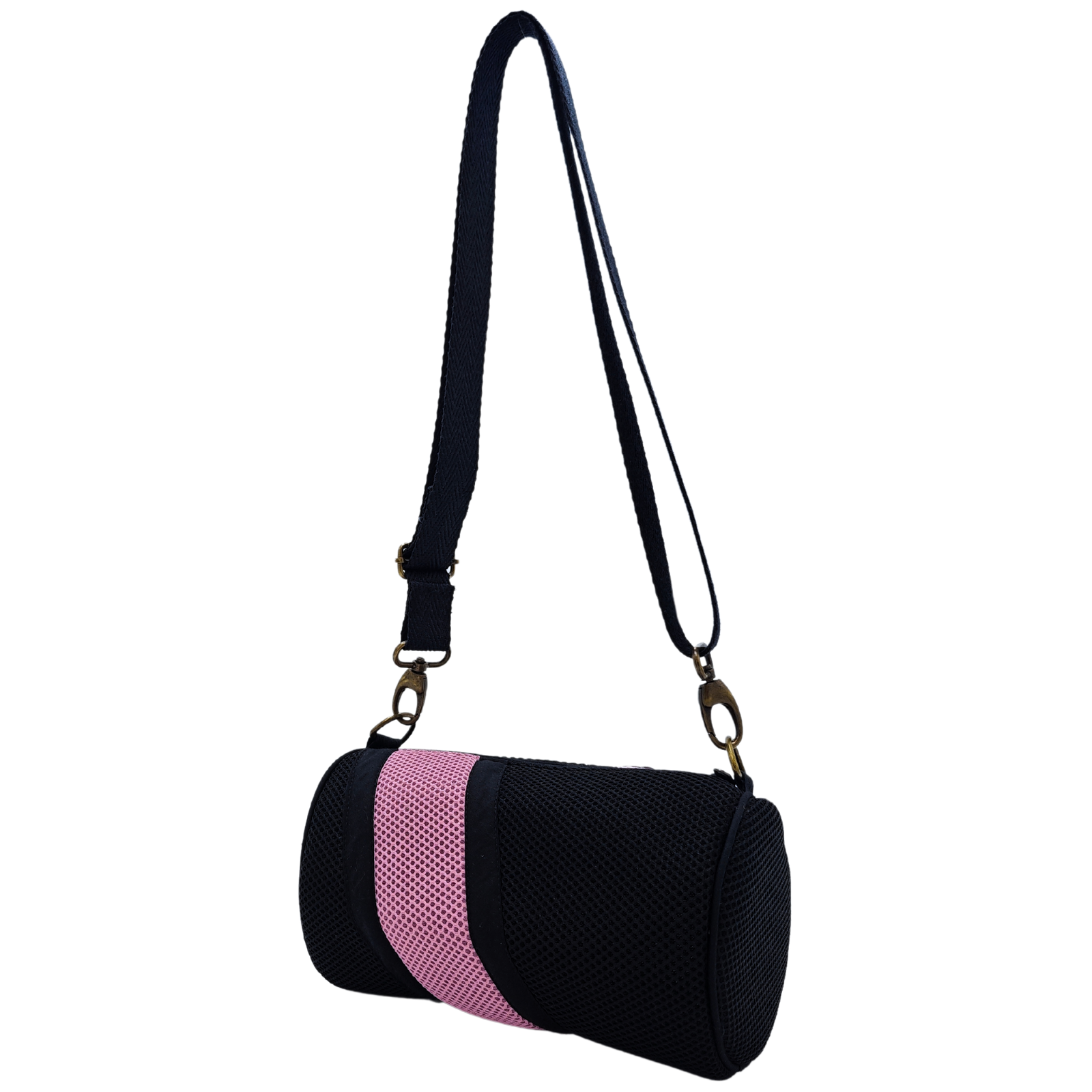 Compra nuestro mini bolso negro-rosa, hecho a mano con tejido 3D y material reciclado, elaborado artesanalmente por las mujeres del Programa Social de Creadoness.
