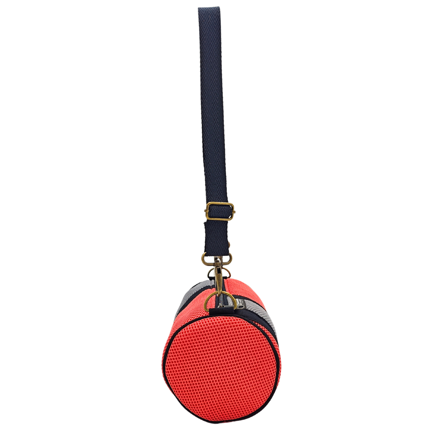 Compra nuestro mini bolso salmón-gris, hecho a mano con tejido 3D y material reciclado, elaborado artesanalmente por las mujeres del Programa Social de Creadoness.