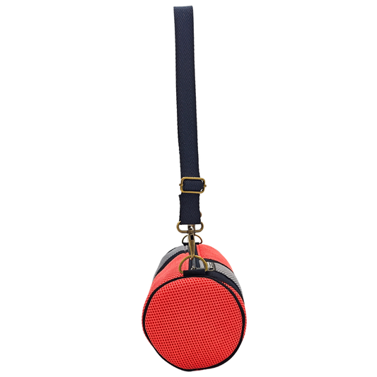 Compra nuestro mini bolso salmón-gris, hecho a mano con tejido 3D y material reciclado, elaborado artesanalmente por las mujeres del Programa Social de Creadoness.