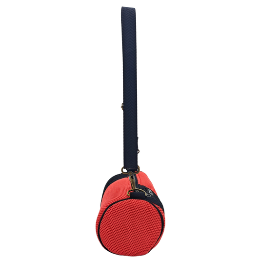 Compra nuestro mini bolso salmón-negro, hecho a mano con tejido 3D y material reciclado, elaborado artesanalmente por las mujeres del Programa Social de Creadoness.