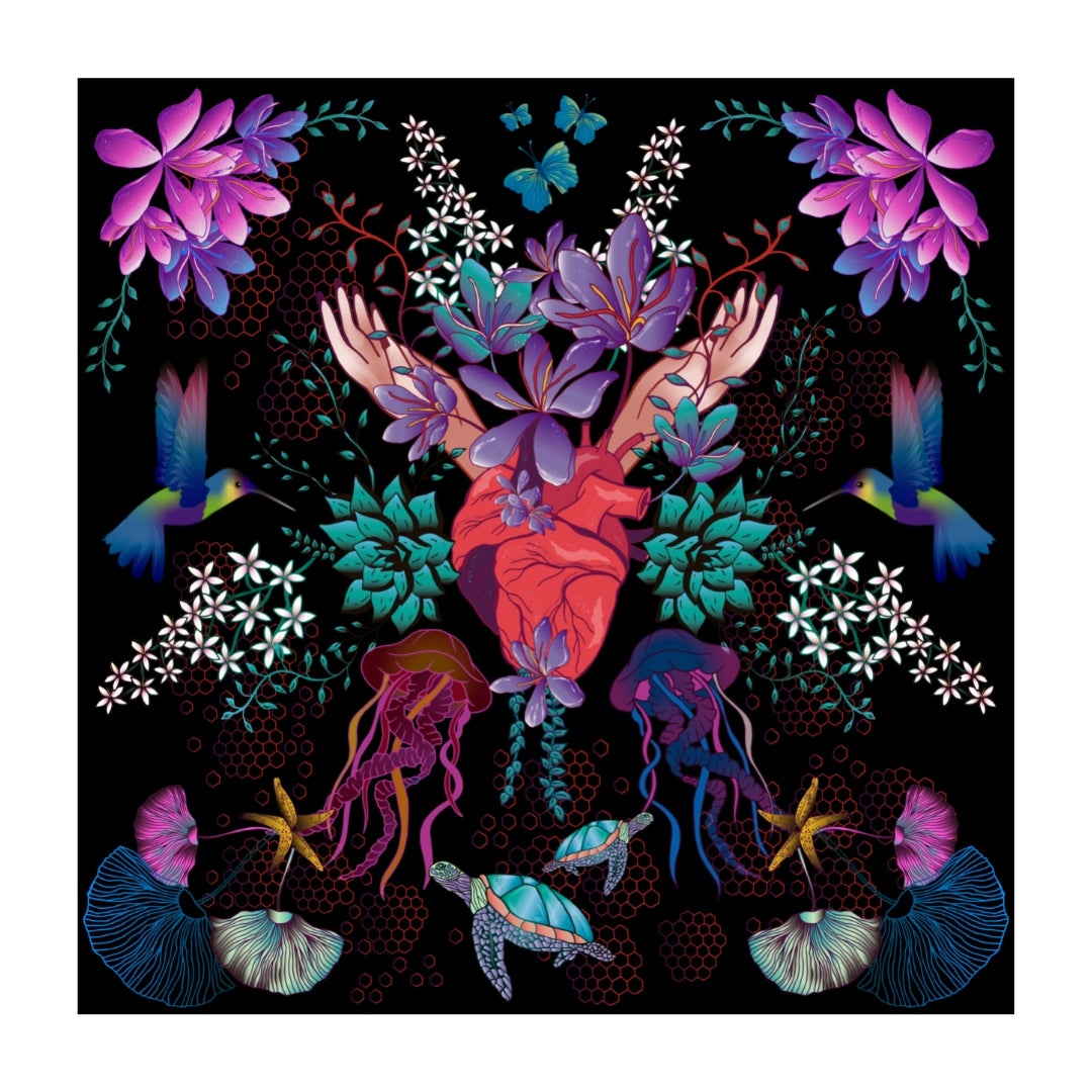 Mediano pañuelo de tela de raso, de moderado brillo que destacan los colores de la estampa. El tejido posee un gramaje que le aporta suave caída. La espampa es un corazón humano con dos manos de mujer como alas. Presenta flores típicas del mediterraneo como la flor del azafrán y almendro y animales marinos como la tortuga, medusas y estrellas de mar. El diseño es de Diana Kim.