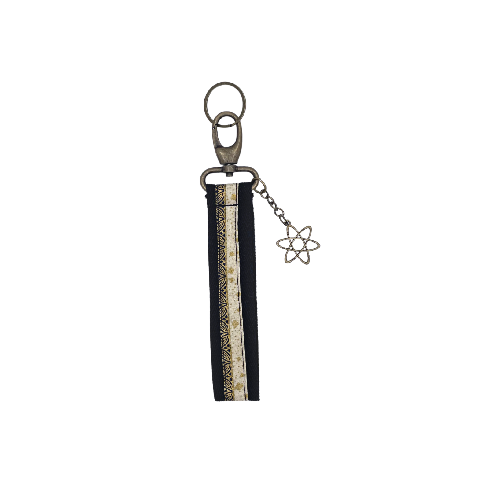 Descubre este Llavero Kiku Aoi hecho a mano con suave algodón. Una pieza única, creada por mujeres del Programa Social de Creadoness.