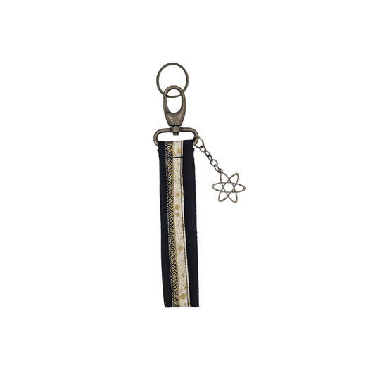 Descubre este Llavero Kiku Aoi hecho a mano con suave algodón. Una pieza única, creada por mujeres del Programa Social de Creadoness.