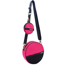 Load image into Gallery viewer, Compra nuestro bolso circular con monedero fucsia, hechos a mano con tejido 3D y material reciclado, elaborado artesanalmente por las mujeres del Programa Social de Creadoness.
