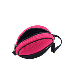 Load image into Gallery viewer, Compra nuestro bolso circular con monedero fucsia, hechos a mano con tejido 3D y material reciclado, elaborado artesanalmente por las mujeres del Programa Social de Creadoness.
