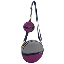 Load image into Gallery viewer, Compra nuestro bolso circular con monedero gris-violeta, hechos a mano con tejido 3D y material reciclado, elaborado artesanalmente por las mujeres del Programa Social de Creadoness.
