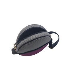 Load image into Gallery viewer, Compra nuestro bolso circular con monedero gris-violeta, hechos a mano con tejido 3D y material reciclado, elaborado artesanalmente por las mujeres del Programa Social de Creadoness.
