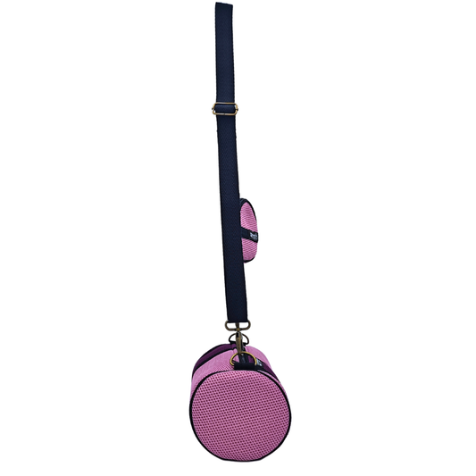 Compra nuestro mini bolso con monedero, hecho a mano con tejido 3D y material reciclado, elaborado artesanalmente por las mujeres del Programa Social de Creadoness.