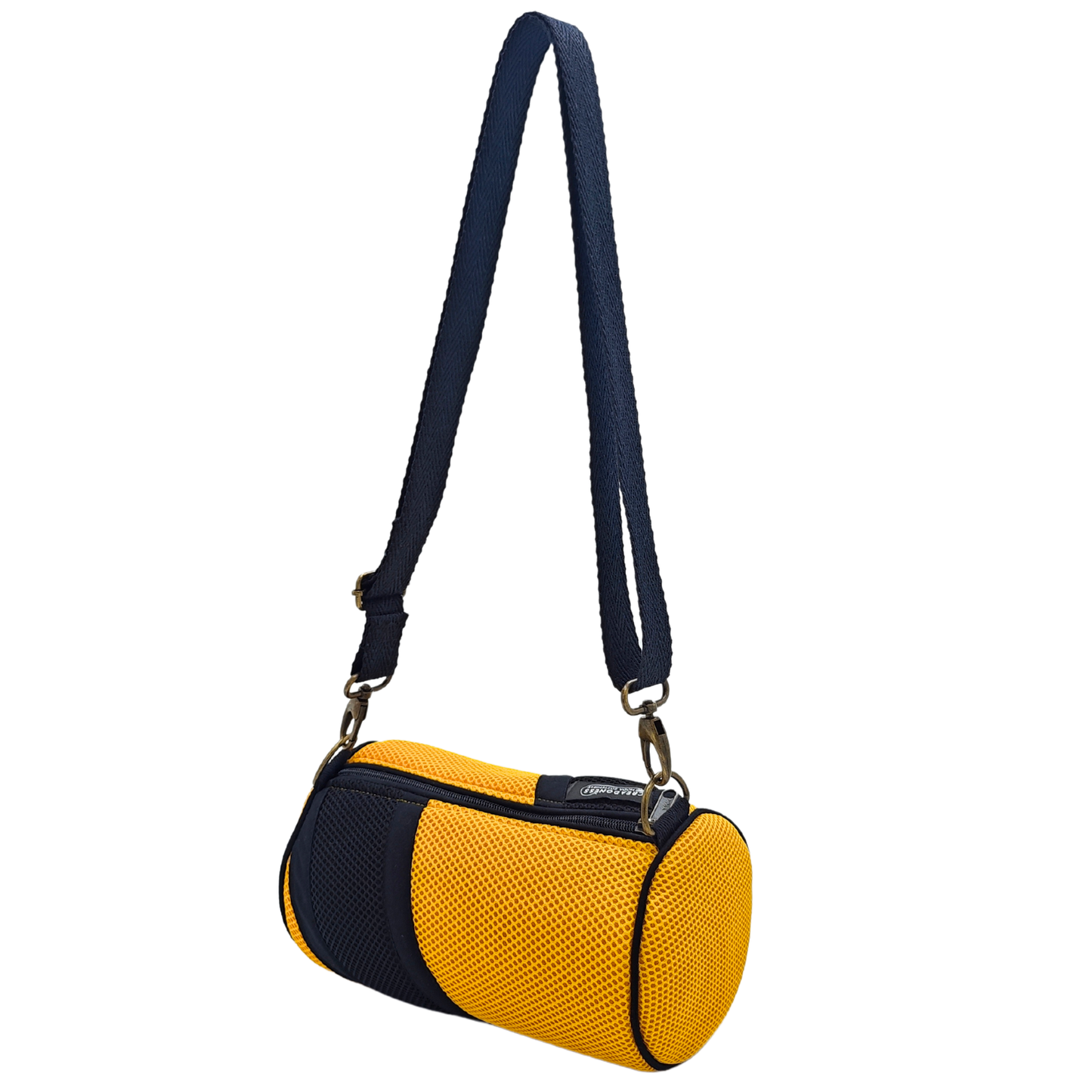 Compra nuestro mini bolso negro-fucsia, hecho a mano con tejido 3D y material reciclado, elaborado artesanalmente por las mujeres del Programa Social de Creadoness.