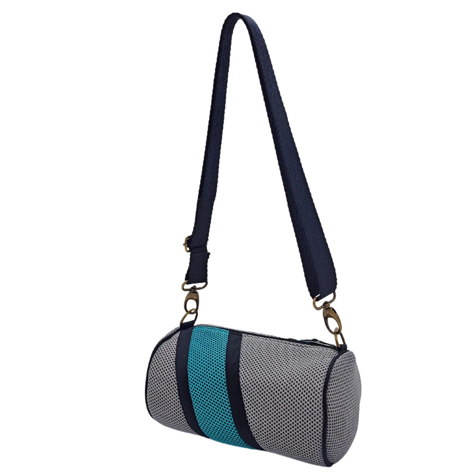Compra nuestro mini bolso gris-verde, hecho a mano con tejido 3D y material reciclado, elaborado artesanalmente por las mujeres del Programa Social de Creadoness.