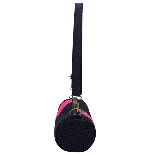 Compra nuestro mini bolso negro-fucsia, hecho a mano con tejido 3D y material reciclado, elaborado artesanalmente por las mujeres del Programa Social de Creadoness.