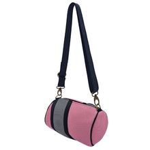 Load image into Gallery viewer, Compra nuestro mini bolso rosa-gris, hecho a mano con tejido 3D y material reciclado, elaborado artesanalmente por las mujeres del Programa Social de Creadoness.
