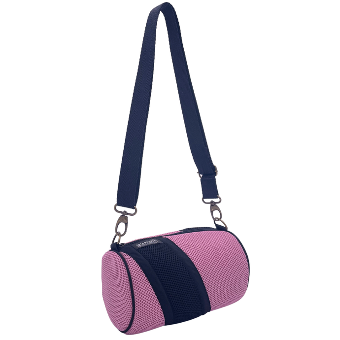 Compra nuestro mini bolso rosa-negro, hecho a mano con tejido 3D y material reciclado, elaborado artesanalmente por las mujeres del Programa Social de Creadoness.