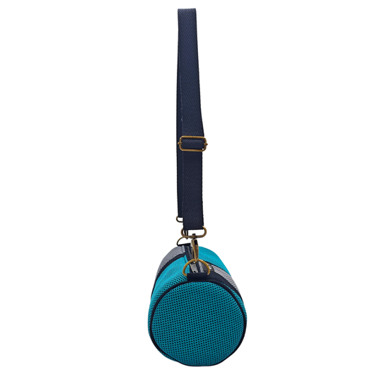 Compra nuestro mini bolso verde-gris, hecho a mano con tejido 3D y material reciclado, elaborado artesanalmente por las mujeres del Programa Social de Creadoness.