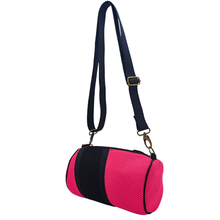 Cargar imagen en el visor de la galería, Compra nuestro mini bolso fucsia-negro, hecho a mano con tejido 3D y material reciclado, elaborado artesanalmente por las mujeres del Programa Social de Creadoness.
