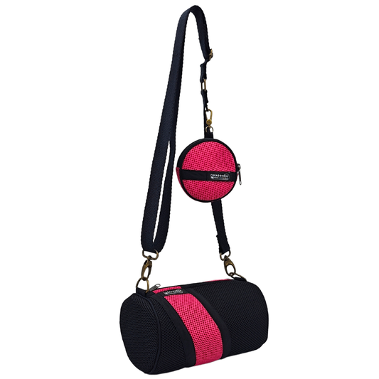 Compra nuestro mini bolso con monedero, hecho a mano con tejido 3D y material reciclado, elaborado artesanalmente por las mujeres del Programa Social de Creadoness.