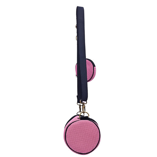 Compra nuestro mini bolso con monedero, hecho a mano con tejido 3D y material reciclado, elaborado artesanalmente por las mujeres del Programa Social de Creadoness.