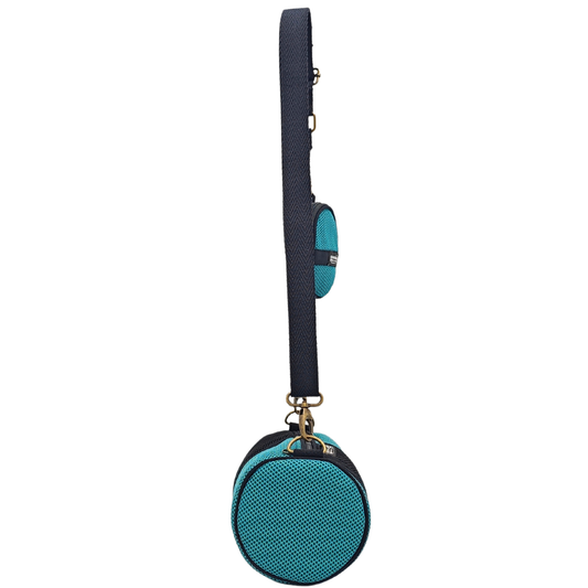 Compra nuestro mini bolso con monedero, hecho a mano con tejido 3D y material reciclado, elaborado artesanalmente por las mujeres del Programa Social de Creadoness.