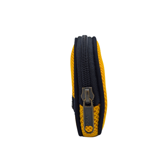 Compra nuestro monedero amarillo hecho a mano con tejido 3D y material reciclado, elaborado artesanalmente por las mujeres del Programa Social de Creadoness.