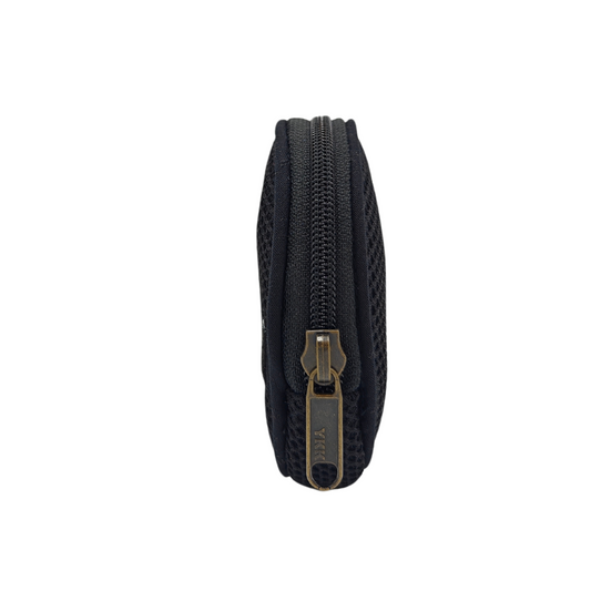 Compra nuestro monedero negro hecho a mano con tejido 3D y material reciclado, elaborado artesanalmente por las mujeres del Programa Social de Creadoness.