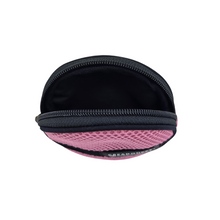 Load image into Gallery viewer, Compra nuestro monedero rosa hecho a mano con tejido 3D y material reciclado, elaborado artesanalmente por las mujeres del Programa Social de Creadoness.
