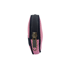 Load image into Gallery viewer, Compra nuestro monedero rosa hecho a mano con tejido 3D y material reciclado, elaborado artesanalmente por las mujeres del Programa Social de Creadoness.
