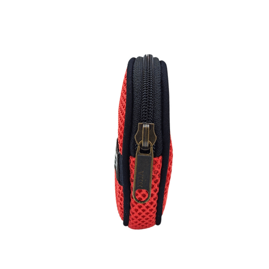 Compra nuestro monedero salmón hecho a mano con tejido 3D y material reciclado, elaborado artesanalmente por las mujeres del Programa Social de Creadoness.
