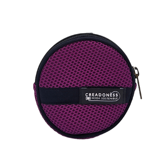 Compra nuestro monedero violeta hecho a mano con tejido 3D y material reciclado, elaborado artesanalmente por las mujeres del Programa Social de Creadoness.
