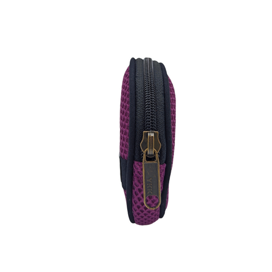 Compra nuestro monedero violeta hecho a mano con tejido 3D y material reciclado, elaborado artesanalmente por las mujeres del Programa Social de Creadoness.