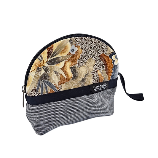 Descubre nuestro Neceser Pequeño Ikigai, está hecho a mano con suave tela de algodón gris, elaborado artesanalmente por las mujeres del Programa Social de Creadoness.