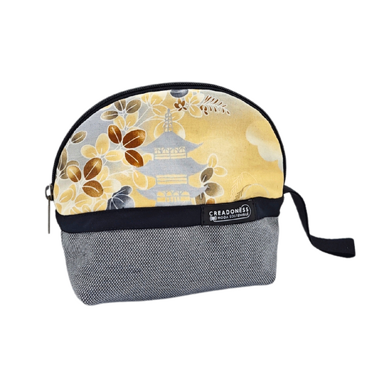 Descubre nuestro Neceser Pequeño Sakura Aoi, está hecho a mano con suave tela de algodón gris, elaborado artesanalmente por las mujeres del Programa Social de Creadoness.