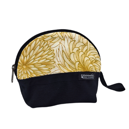 Descubre nuestro Neceser Pequeño Kiku Aka, está hecho a mano con suave tela de algodón negro, elaborado artesanalmente por las mujeres del Programa Social de Creadoness.