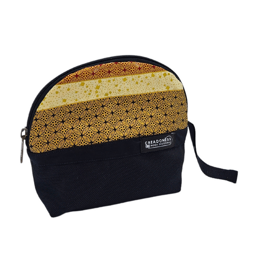Descubre nuestro Neceser Pequeño Kintsugi, está hecho a mano con suave tela de algodón negro, elaborado artesanalmente por las mujeres del Programa Social de Creadoness.