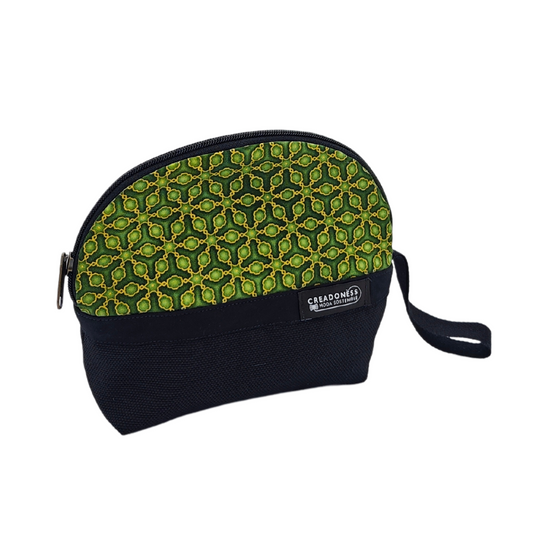 Descubre nuestro Neceser Pequeño Sayagata Midori, está hecho a mano con suaves telas de algodón negro y verde, elaborado artesanalmente por las mujeres del Programa Social de Creadoness.