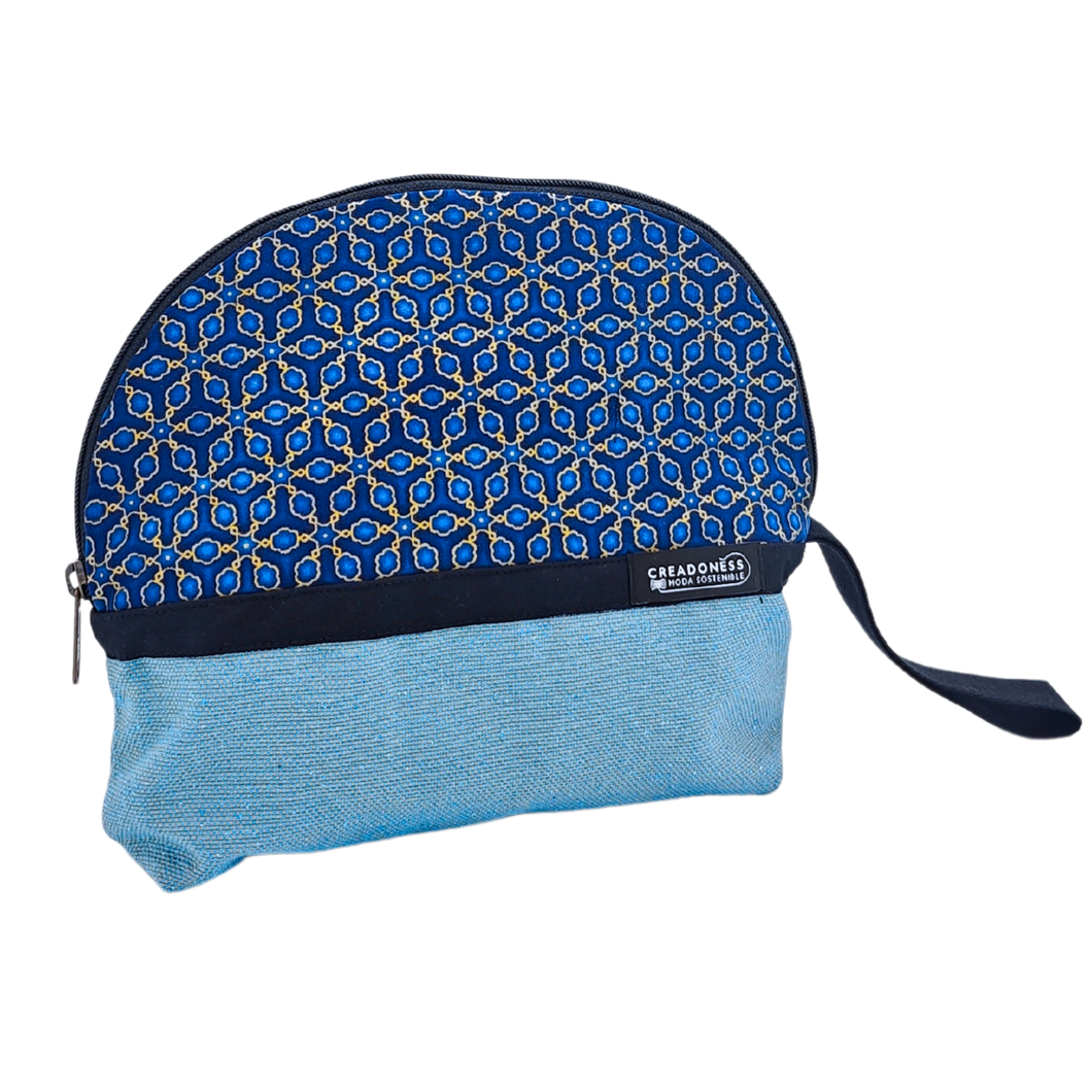 Descubre nuestro Neceser Grande Sayagata Shiroi, está hecho a mano con suave tela de algodón azul, elaborado artesanalmente por las mujeres del Programa Social de Creadoness.