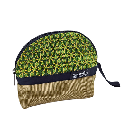 Descubre nuestro Neceser Pequeño Tsubaki Midori, está hecho a mano con suave tela de algodón verde, elaborado artesanalmente por las mujeres del Programa Social de Creadoness.