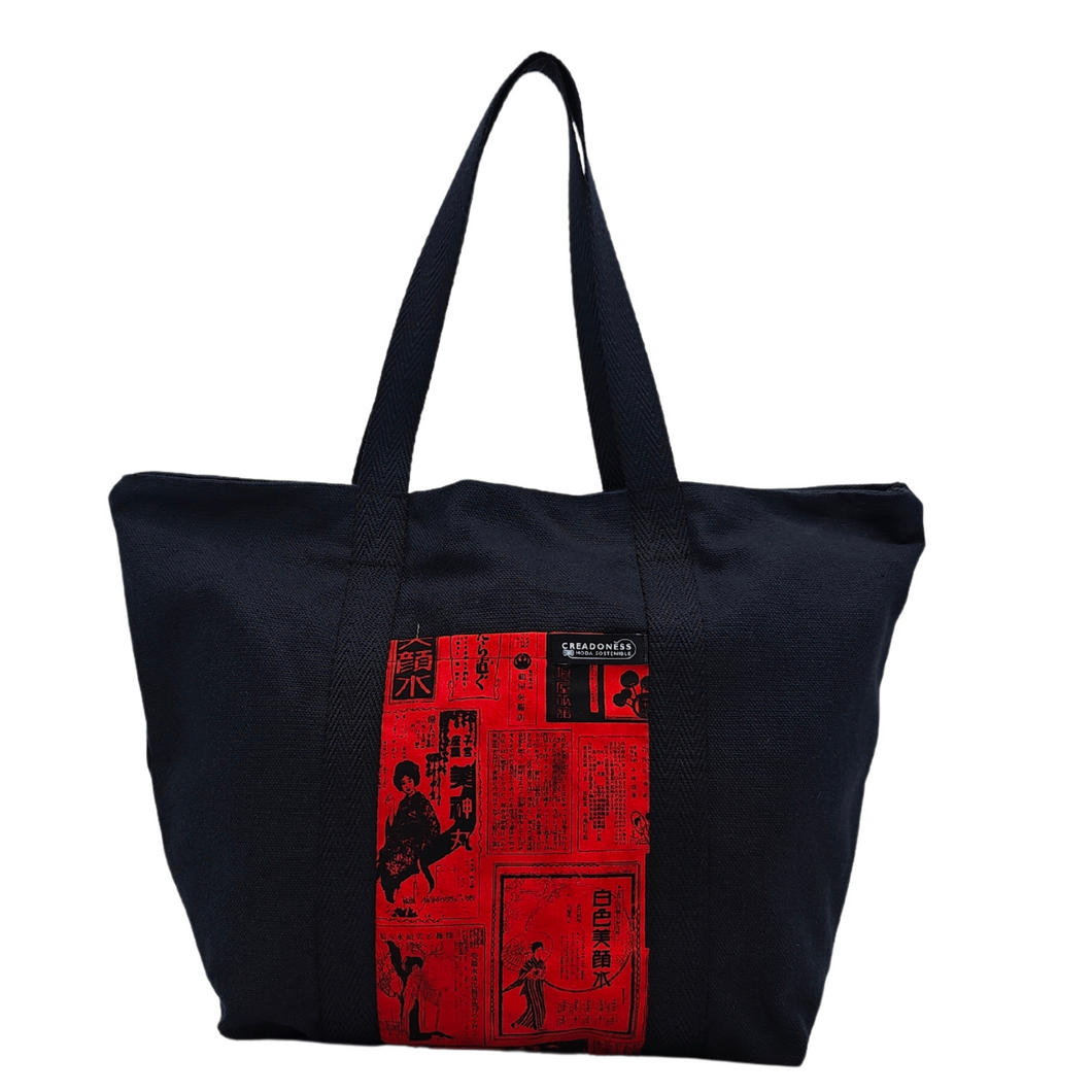 Descubre la Tote Bag Kanji está hecha a mano con suave tela de algodón negra, elaboradas artesanalmente por las mujeres del Programa Social de Creadoness.