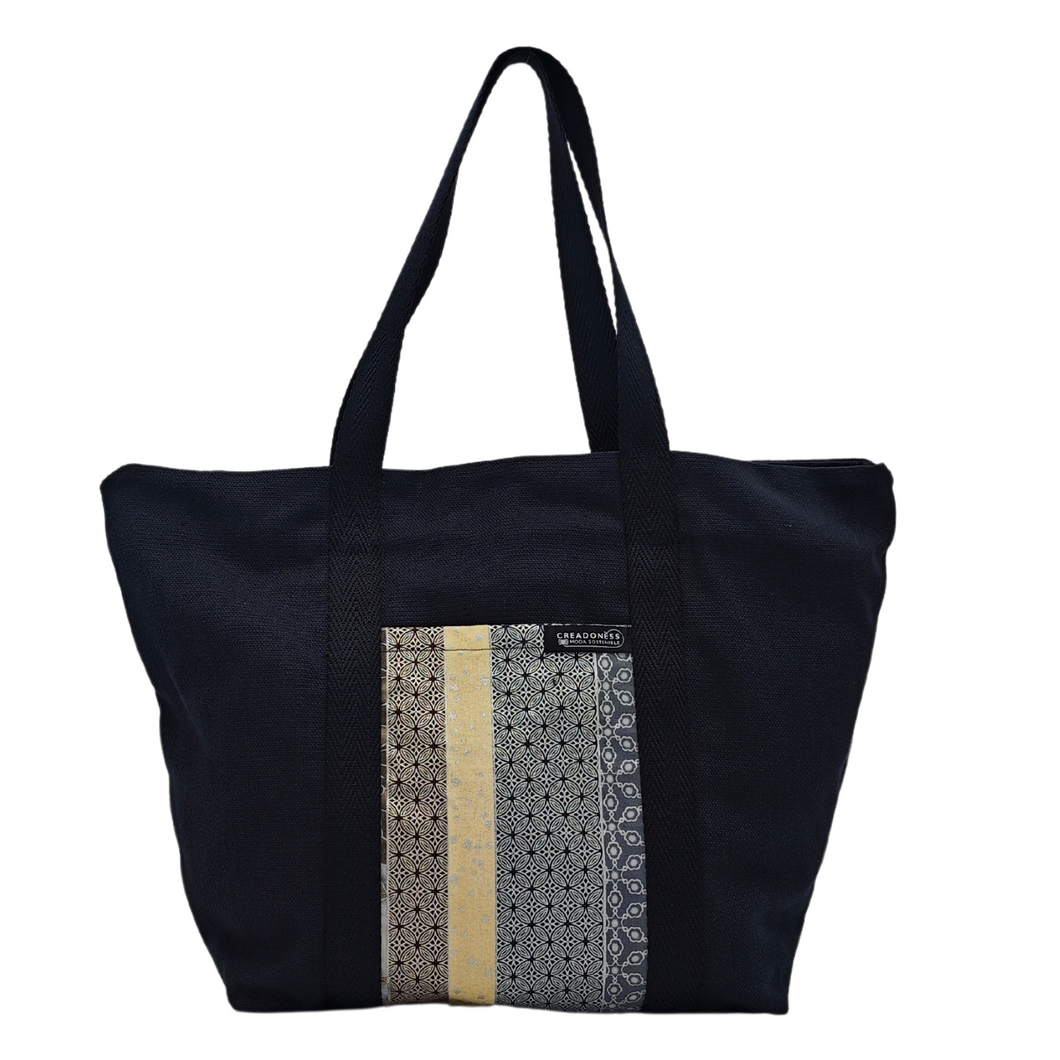 Descubre la Tote Bag Kintsugi está hecha a mano con suave tela de algodón negra, elaboradas artesanalmente por las mujeres del Programa Social de Creadoness.