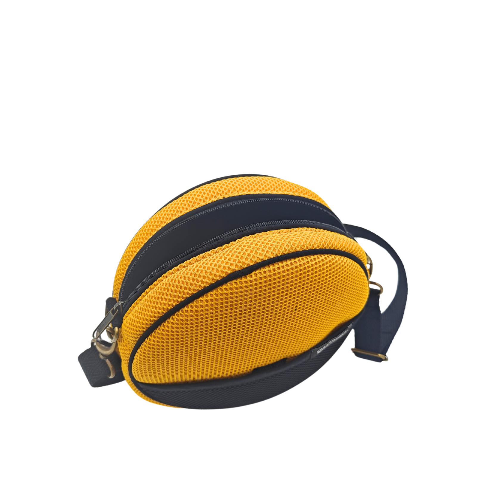 Compra nuestro bolso circular amarillo, hecho a mano con tejido 3D y material reciclado, elaborado artesanalmente por las mujeres del Programa Social de Creadoness.