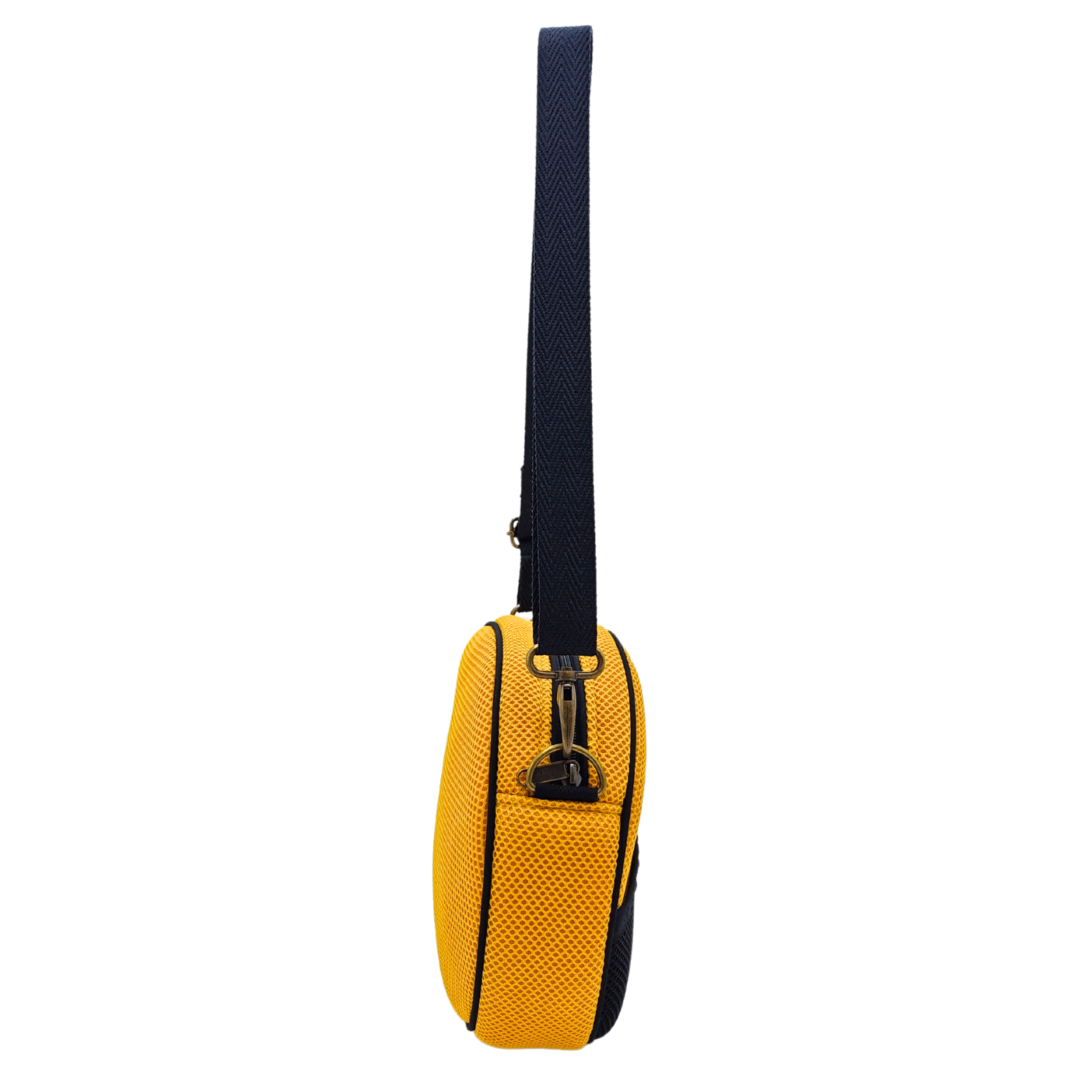 Compra nuestro bolso circular amarillo, hecho a mano con tejido 3D y material reciclado, elaborado artesanalmente por las mujeres del Programa Social de Creadoness.
