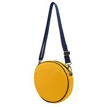 Cargar imagen en el visor de la galería, Compra nuestro bolso circular amarillo, hecho a mano con tejido 3D y material reciclado, elaborado artesanalmente por las mujeres del Programa Social de Creadoness.
