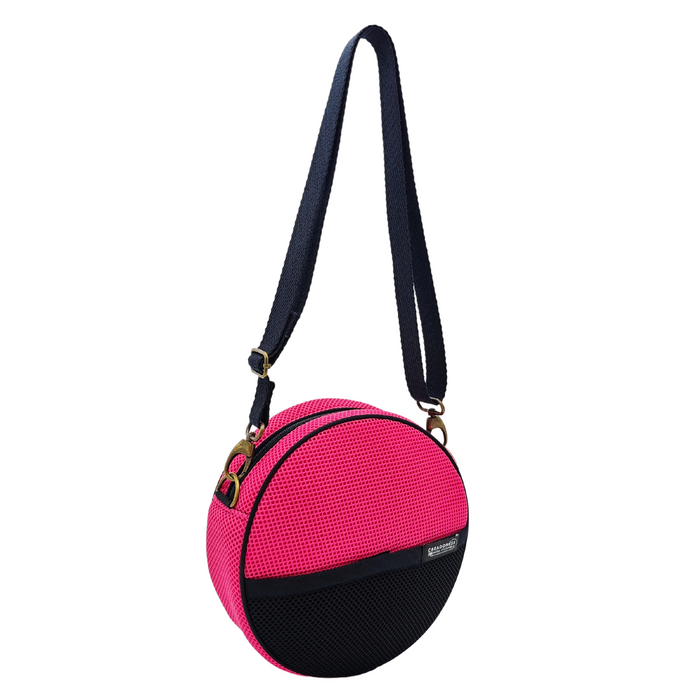 Compra nuestro bolso circular fucsia, hecho a mano con tejido 3D y material reciclado, elaborado artesanalmente por las mujeres del Programa Social de Creadoness.